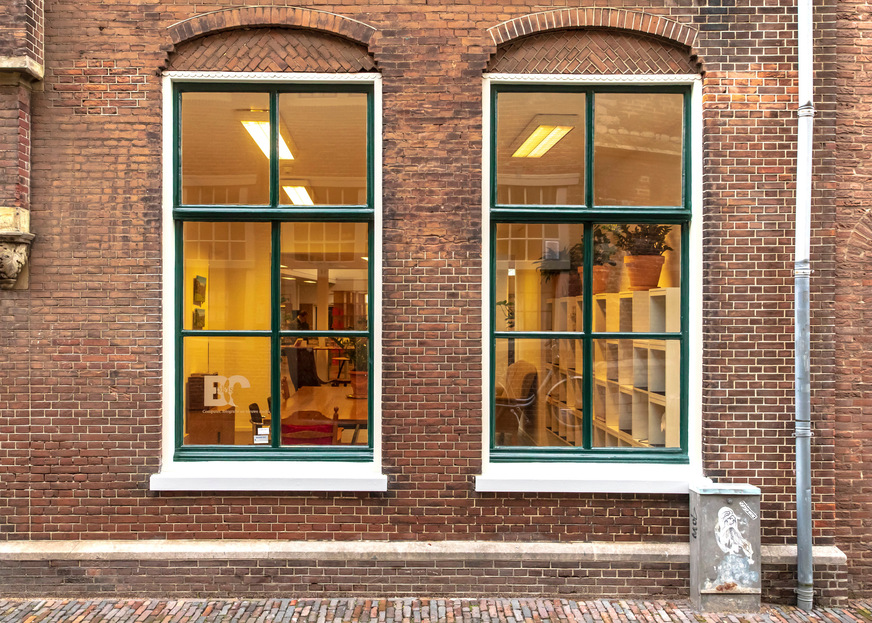 Fineo vacuum glass actually transforms old transom windows into energy-saving windows - and the beautiful wooden profiles and window frames are preserved. Of course, intact PVC windows can also be upgraded with vacuum glass.