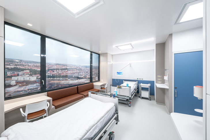 While one of the aluminium window units has been designed as a side-hung window with limiting stay that is detached via the handle, the second tilt-before-turn window is fitted with additional components for reduced operating forces. Both windows were fitted with the Schüco SmartActive antimicrobial window handle. - © IIKE/Tom Bauer
 While one of the aluminium window units has been designed as a side-hung window with limiting stay that is detached via the handle, the second tilt-before-turn window is fitted with additional components for reduced operating forces. Both windows were fitted with the Schüco SmartActive antimicrobial window handle.