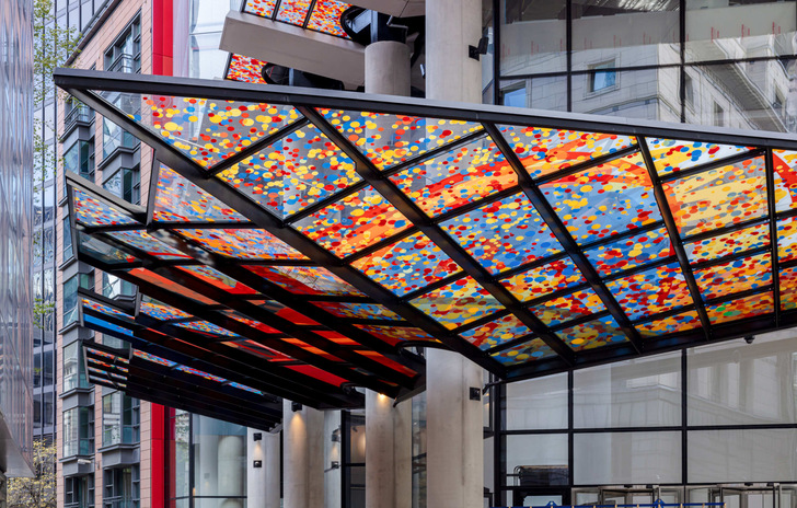 The printed canopies at 22 Bishopsgate give passers-by the impression of walking under a shower of confetti. - © Simon Kennedy
 The printed canopies at 22 Bishopsgate give passers-by the impression of walking under a shower of confetti.