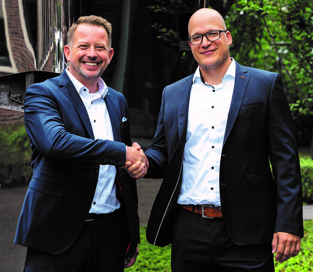 Mario Husemann of Remondis (l.) and Dirk Schneider of Schüco are taking over the management of RE:CORE GmbH and are looking forward to working together. - © Schüco International KG
