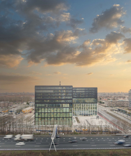 The new courthouse in Amsterdam has an attractive glass facade, and the building also features a lot of high-security glass from Saint-Gobain. - © Fernando Guerra FG+SG
