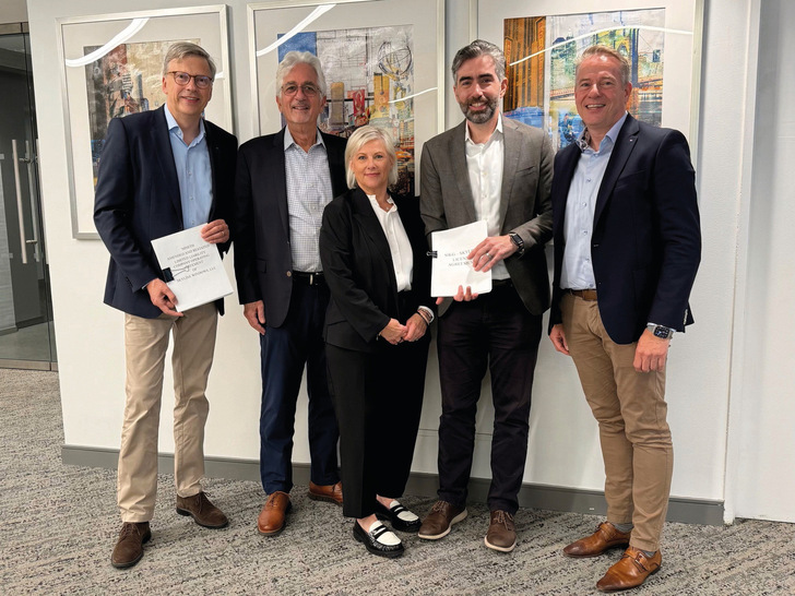 From left to right: Philipp Neuhaus, Chief Financial Officer of Schüco; Steven Kraus, Majority Shareholder of Skyline Windows; Birgit Westphal, Transaction Advisor and Co-Owner of iBDC; Matthew Kraus, CEO of Skyline Windows; and Matthijs Bruijnse, Executive Vice President International Metal Division at Schüco, celebrate the official signing of the contract. - © Schüco International KG