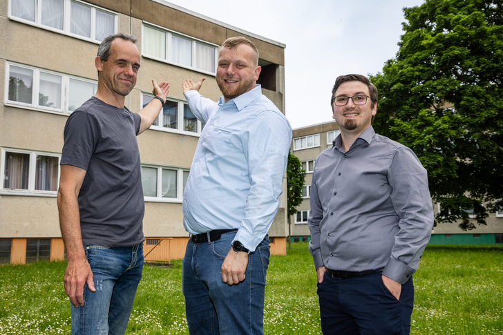 Henry Flade, of Walter Fenster und Türen; Matthias Koch, research assistant at the Institute for Materials Technology at the University of Kassel; Martin Schottek, consultant for climate-neutral buildings at Vonovia, (left to right), presenting the installed prototype of the new solar window. - © Karsten Socher Photography / www.KS-Fotografie.net