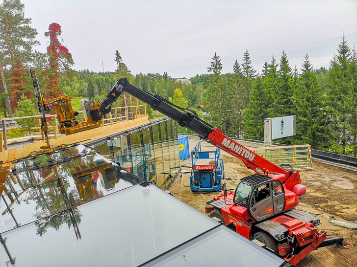 Glass installation with Heavydrive 7-axis manipulator in Oslo. - © Heavydrive