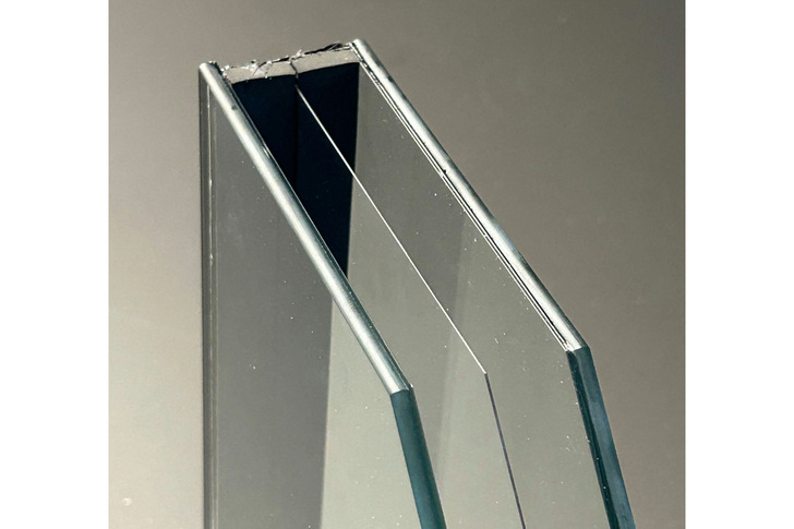 The thin Triple insulating glass from Glas Trösch with its ultra-thin centre pane. - © Matthias Rehberger / GW The thin Triple insulating glass from Glas Trösch with its ultra-thin centre pane.