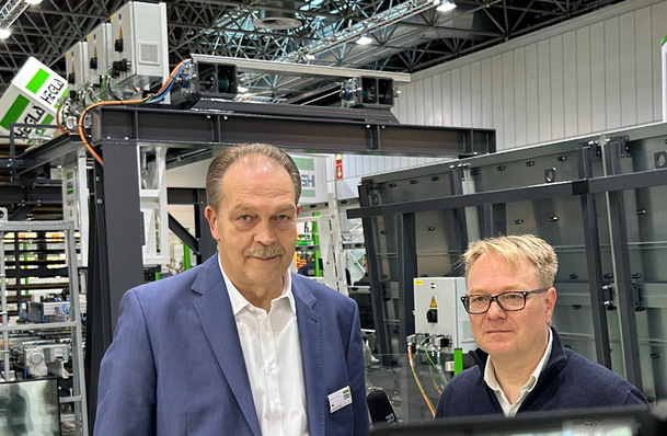 © GW Hegla CEO Bernhard Hötger with GW editor Matthias Rehberger at the Hegla stand at glasstec 2024.