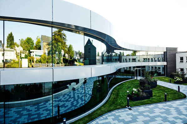 © Isolar Each element of the glass façade of the new administration building is individually curved. Mirror panelling protects employees from prying eyes and ensures their privacy.