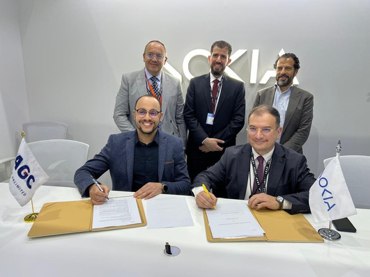 © AGC Glass Europe In the photo: (seated) Haitham Baba (Nokia) and Rafik Addaci (AGC) - (standing) Amr Youssef (Nokia), Ahmad Alshaer (Nokia) and Sinan Daqa (Nokia)
