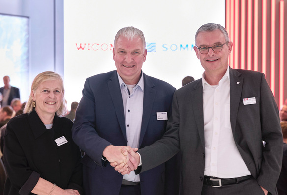 © Wicona/Mediashots New partners (from left): The two Sommer Managing Directors Iris Sommer-Pechstein and Oliver Sommer and Ralf Seufert (Vice President Market Area North at Hydro Building Systems) sealed the cooperation between the two companies at BAU 2025 in Munich.