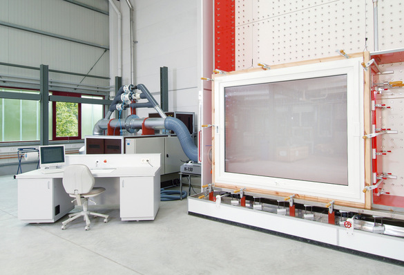 © Gütegemeinschaft Schlösser und Beschläge The PIV is one of the few institutes in Germany that has a test stand for windows, doors and facade elements.
