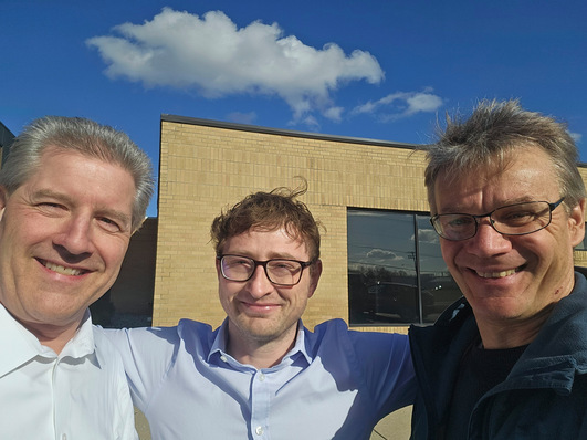 © Viprotron Welcoming Mr Eck into the company: Ric Schmidt (left) and Viprotron owner Kai Vogel.