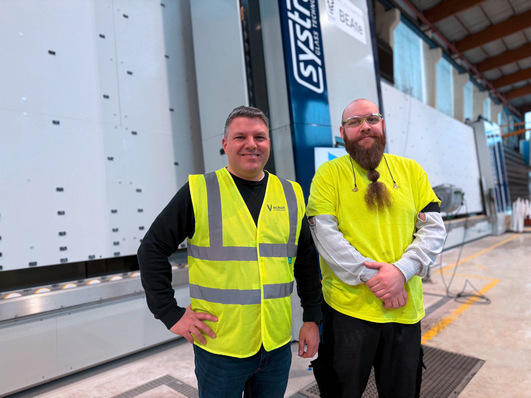 © systron COO Florian Temper (left) and a machine operator in front of the Jumbo proHD.
