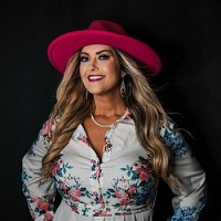 © Stefanie Couch Stefanie Couch, speaker, coach and entrepreneur.