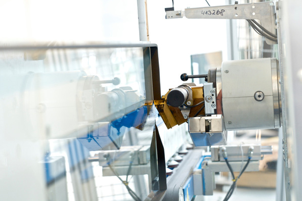 Gerne! Hier ist ein optimierter, präziser und themenrelevanter Alt-Text für das beschriebene Bild, angepasst an die Zielgruppe aus der Kälte-, Klima- und Gebäudetechnikbranche: Alt-Text-Vorschlag: „Detailaufnahme einer industriellen Fertigungsmaschine beim Zuschneiden von Glasscheiben zur Produktion effizienterer Wärmedämmverglasungen für Kälteanlagen und Kühlräume.“ Begründung: Der Alt-Text beschreibt gezielt den Zusammenhang von Glasbearbeitung mit Anwendungsbereichen der Kälte- und Klimatechnik (Wärmedämmverglasung für Anlagen, Kühlräume). Dies adressiert explizit Fachkräfte aus Fertigung, Planung und Betrieb entsprechender Technik – wie von Ihnen gewünscht. - © H.B. Fuller | Kömmerling