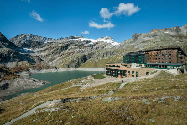© heroal / Foto: fotoschmiede.tirol The Rudolfshütte mountain hotel in the Hohe Tauern National Park in Austria.