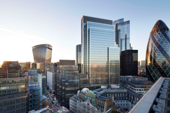 Londoner Stadtsilhouette mit modernen Glaswolkenkratzern, darunter die Gurke und der Walkie Talkie, bei Sonnenuntergang. - © Jack Hobhouse