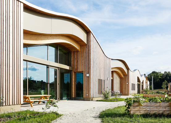 © Isolar The curved, green roof blends perfectly into the floodplain landscape.