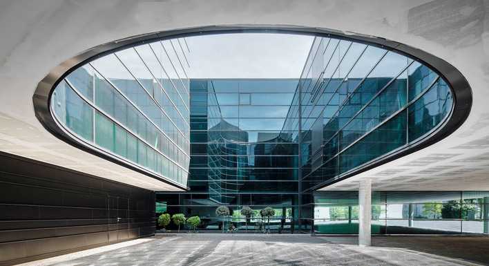 © Albrecht Imanuel Schnabel The curved glass facade is designed as a mullion-transom construction.