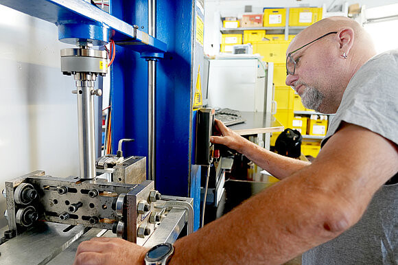 © ift Rosenheim Test engineer operates test rig for testing profiles with thermal barrier according to DIN EN 14024.