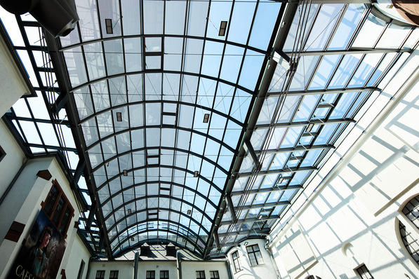 © Isolar The column-free glass roof was designed and installed with consideration for the historic building fabric and monument protection.