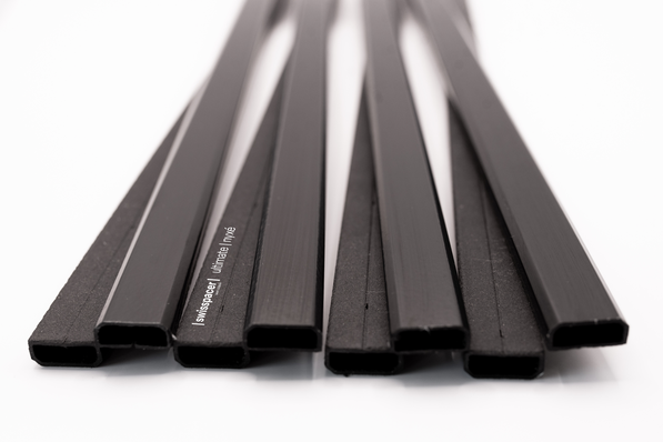 © Swisspacer Swisspacer Ultimate | Nyxé: consistent black design thanks to foil and profile body – a striking detail for architects and planners.