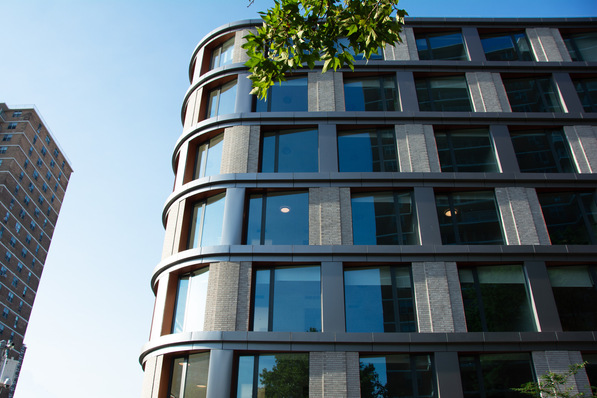 © arcon The bird protection glass for 555 Broadway comes from arcon Glas.