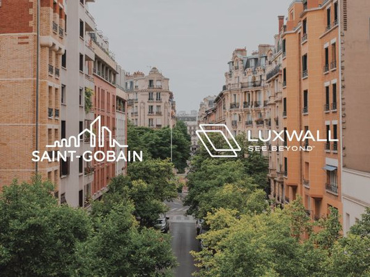 Von Bäumen gesäumte Straße zwischen klassischen Pariser Gebäuden mit den Logos von Saint-Gobain und Luxwall, die über das Bild gelegt wurden. - © Saint-Gobain Glass