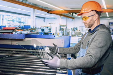 © Adobe Stock Clean surfaces are an important quality requirement in glass production.